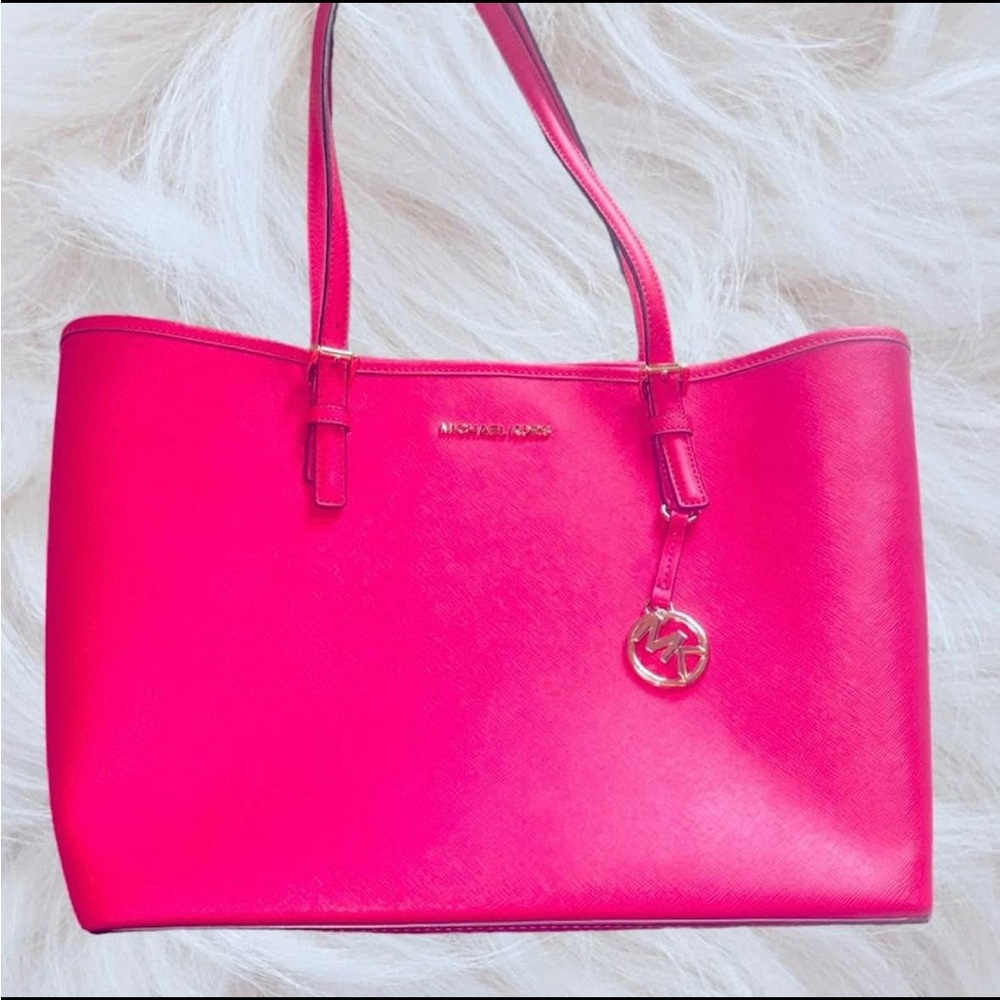 Michael Kors Fuchsia jet set Bag